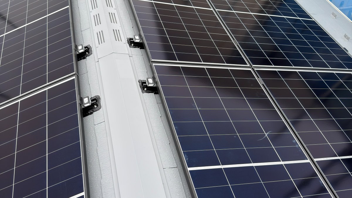 設置が完了した太陽光パネルを屋根の上から見たところ