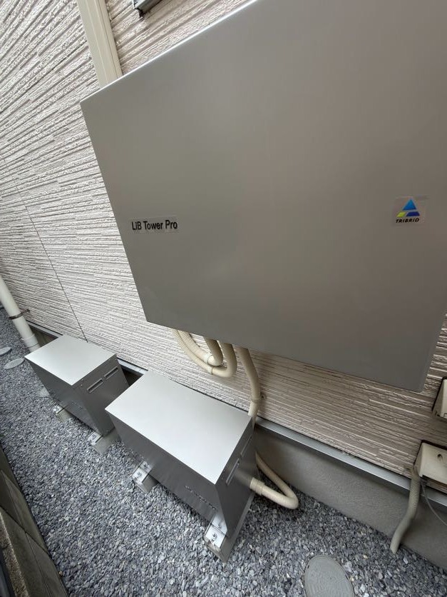 壁面に設置したニチコンのトライブリッド蓄電システム LiB Tower Pro